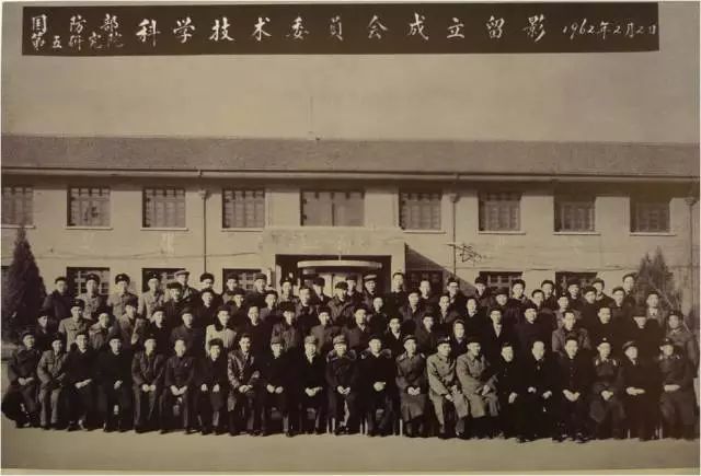 亲自编写《物理力学讲义》作为教材右图:钱学森任清华大学附设自动化