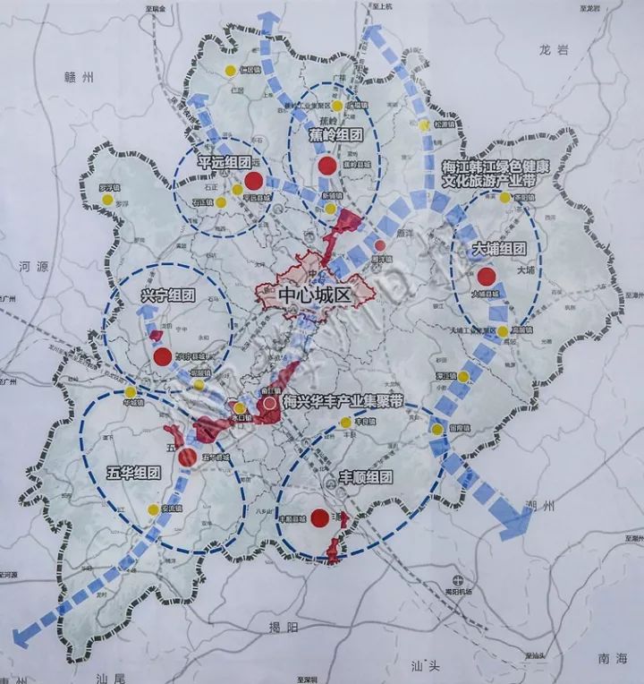 梅州市市域空间结构规划图(吴腾江翻拍)在城镇空间布局结构方面将强化