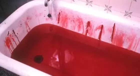 比如这个 浴缸里的水变成血的镜头,先是从天花板上面滴下来一滴血