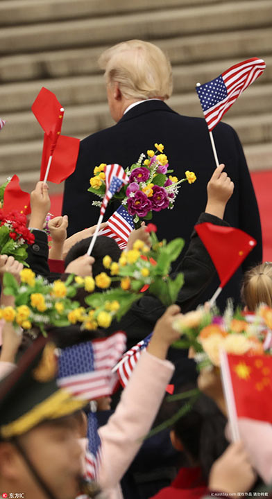 中美小朋友挥舞鲜花两国国旗 迎接特朗普访华