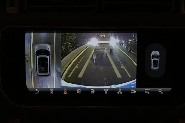 路虎的360全景系统夜间行驶后摄像头高清影像