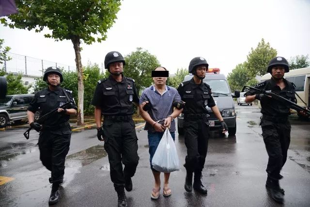 民警发现新疆阜康的男子王某某极有可能就是潜逃24年的命案逃犯董某某