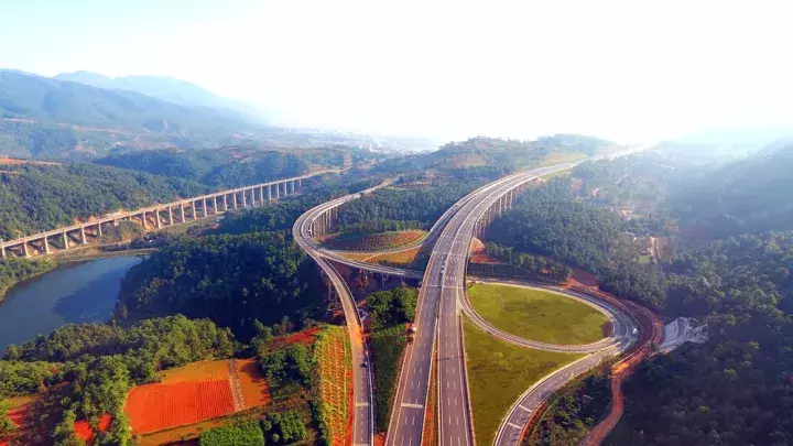 这是继昆玉高速公路后建成的又一条 联接昆明和玉溪的高速公路大动脉