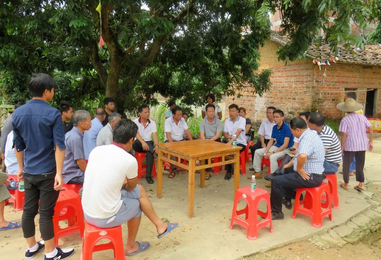 在下公居村开会,推进危桥维修建设.