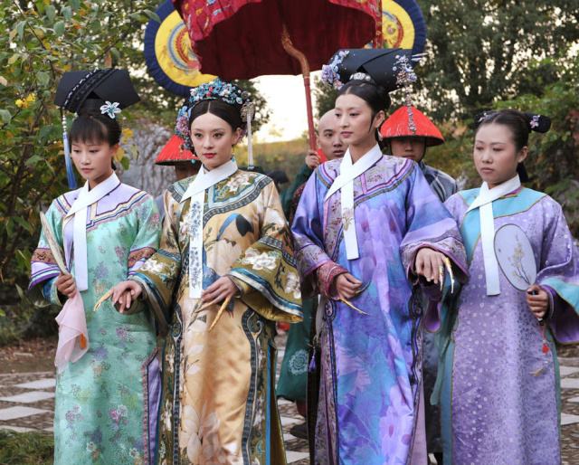 《甄嬛传》中的后宫嫔妃所穿戴的服饰颜色其实也有相应等级之分.