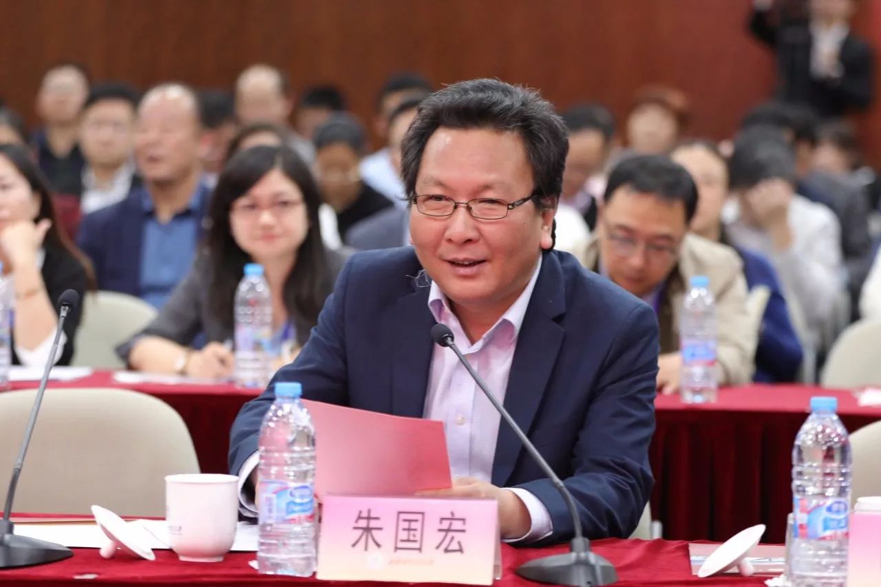 校长朱国宏代表学校作了表态发言.
