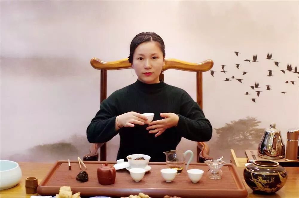 爱喝茶的美女不少而她不仅是高级茶艺师评茶师还是