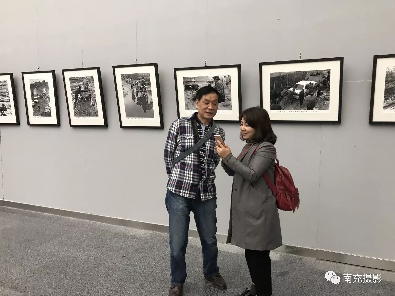 我的嘉陵江杨麾摄影作品成都汇报展准备就序