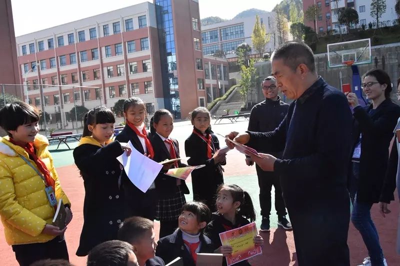 学校副校长,小学部校长秦章顺为获奖学生颁奖