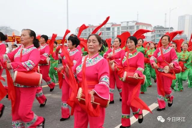 环江各族群众欢欣鼓舞庆祝三桥建成通车