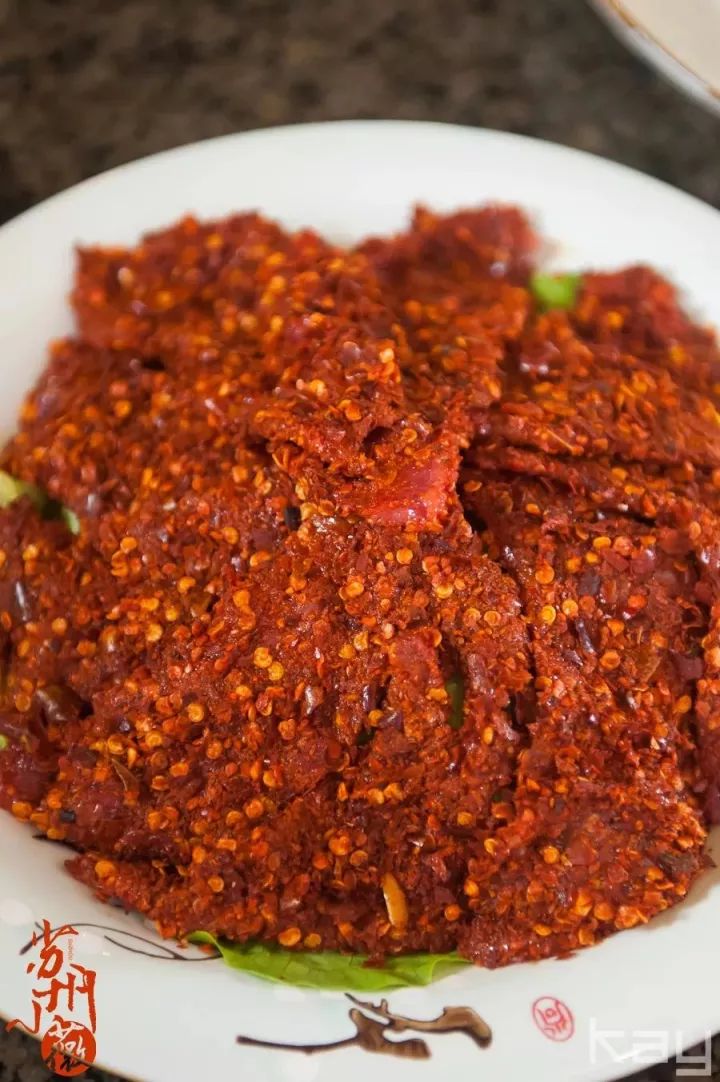整片牛肉用晓宇秘制 粗粒辣椒和花椒包裹腌制,看上去红红火火,鲜艳