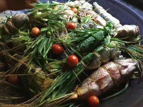 美食 正文  21 水族之鱼包韭菜 聚居在以黔南布依苗族自治州的三都