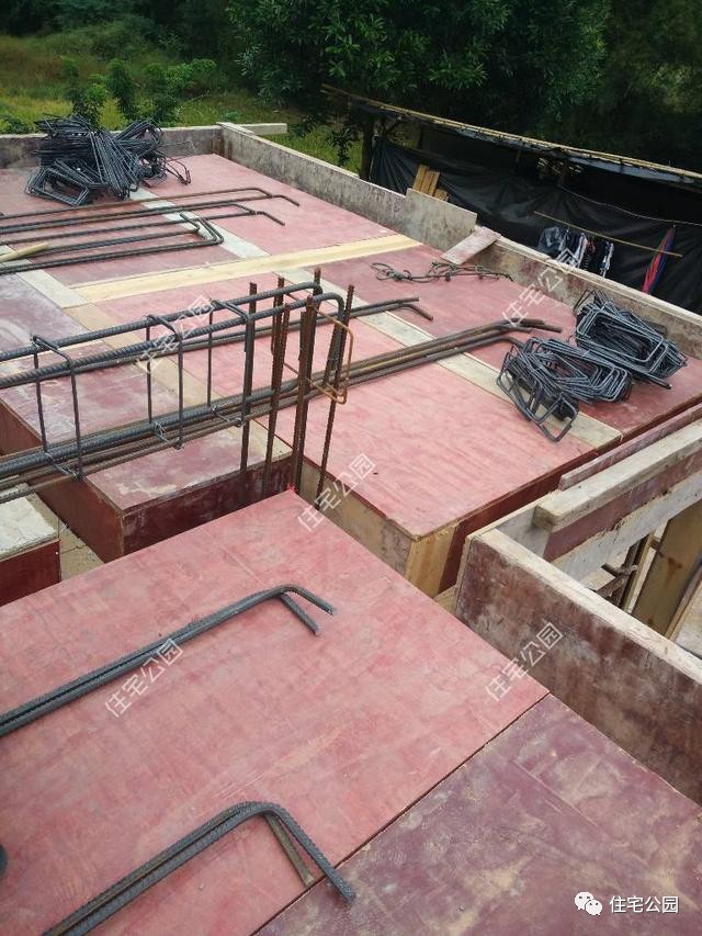 屋面,框架梁养护过程中开始砌筑一层墙体,用的灰砂砖.