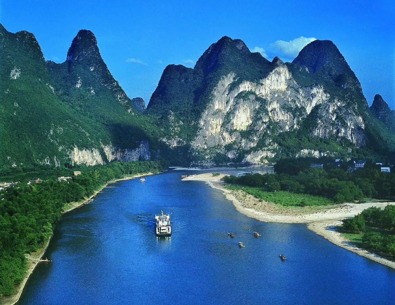 广西这处鲜为人知的山水，被誉为中国下龙湾，你看山峰形似什么？_龙湖