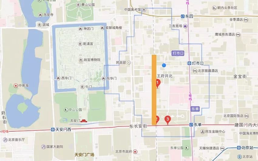 王府井步行街位于北京市中心,长安街北侧,是具有数百年悠久历史的著名