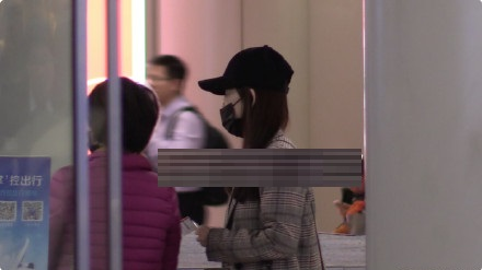 马蓉戴口罩现身机场 在宋喆被抓后开始低调了