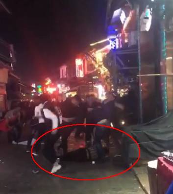 据网友爆料,11月8日在桂林阳朔西街一家酒吧外,一群年轻人聚众斗殴