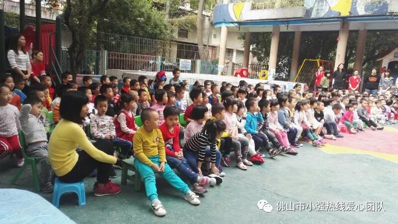 11月9日当天下午小强热线爱心协会组织公交司机师傅走进白燕幼儿园,为