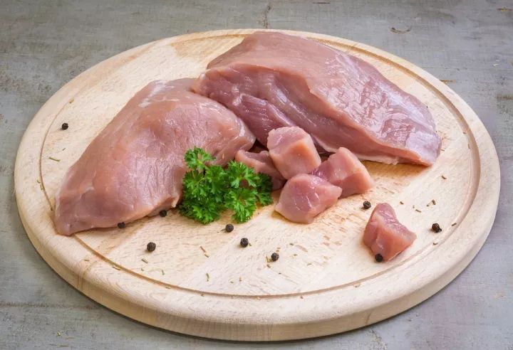 颗粒块状肉相对硬实,含有大量淋巴结,脂肪瘤和甲状腺等