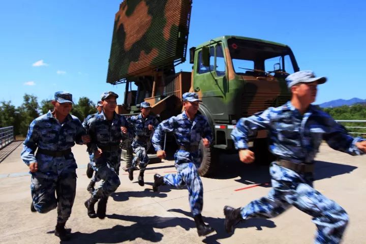 1972年1月7日,南昌飞机厂改装强-5型核武器运载机,由空军航空兵第5师