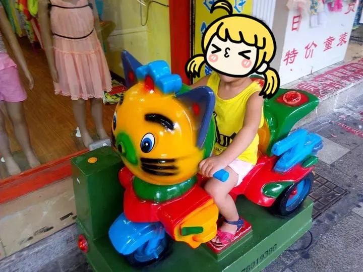 大家围了上去一看,一个4岁小女孩坐在一辆摇摇车里,她的手指头在摇摇