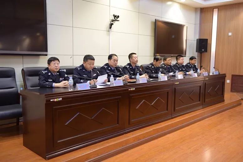胡祥伟副局长在会议上宣读了《宝清县局严厉打击刑事犯罪冬季会战