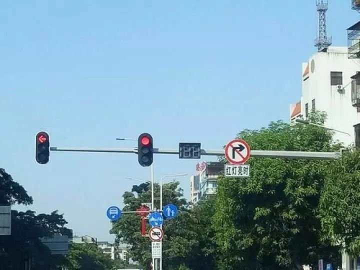 中心城区部分路口设置的"红灯亮时禁止右转"图文标牌