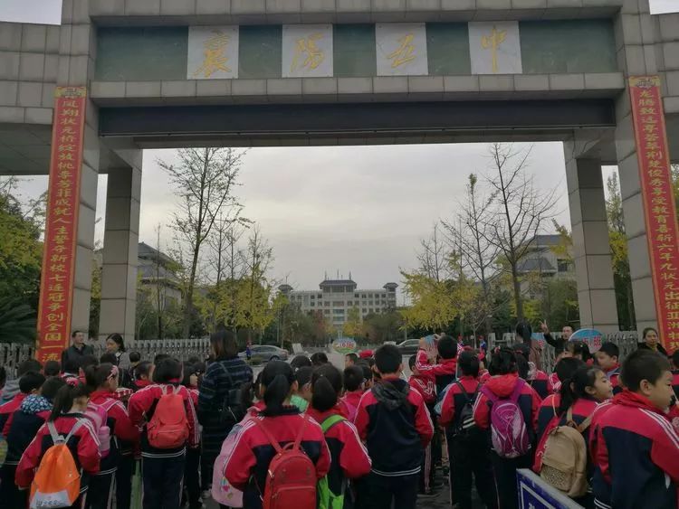 百年五中 尽览名校风采 ---荆州街小学广电小记者参观襄阳市第五中学