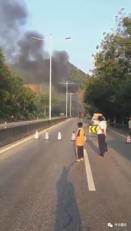 好大火德庆九市321国道有大货车着火烧剩车架下午几公里车龙现已疏通