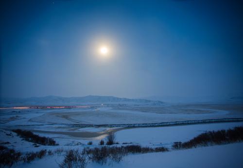 明月照积雪 月光下的雪,有阴冷之感 诗人