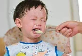 一到吃饭时间孩子就喊肚子痛、拉屎、拉尿
