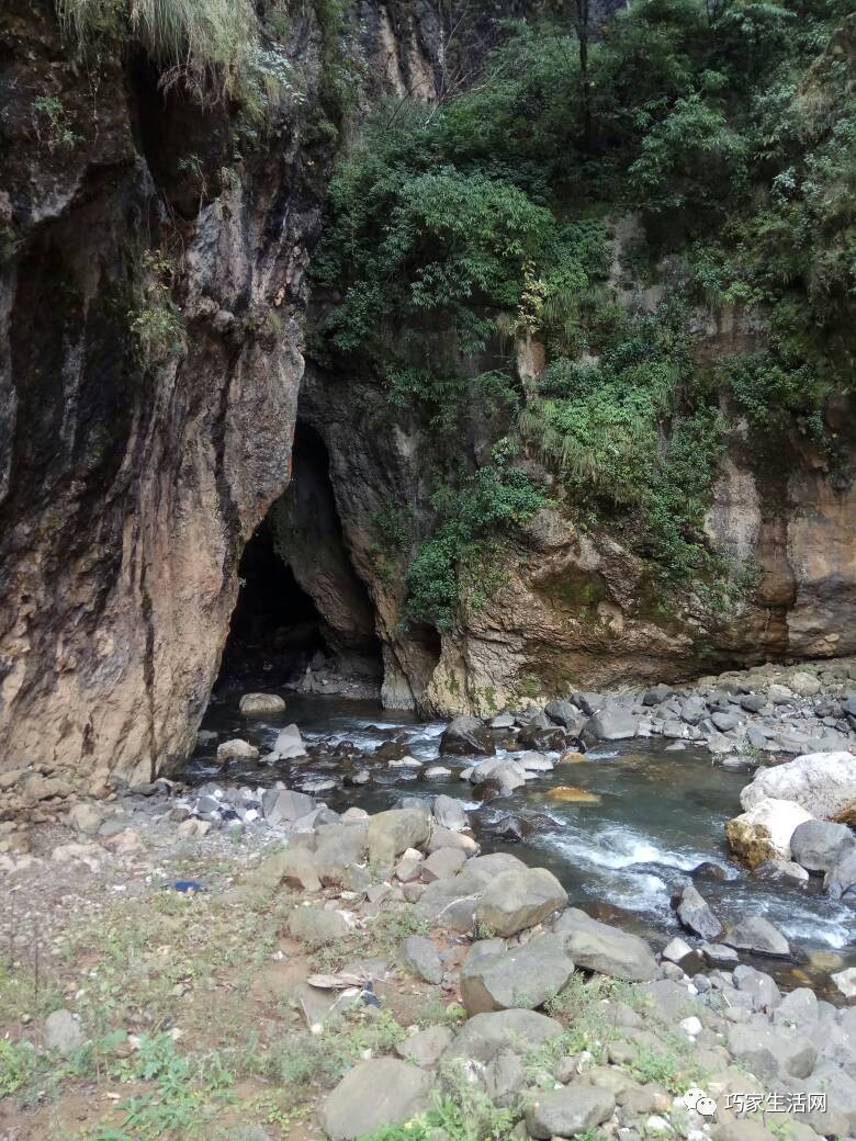 旅游 正文  天生桥座落于巧家县药山镇天生村,长约两百米.