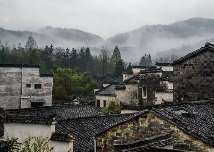 整个村落占地30公顷,枕雷岗面南湖,山水明秀,享有"中国画里乡村"之图片