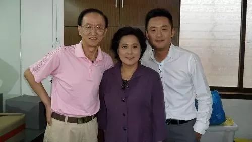 张芝华的现任丈夫查国钧,是一位美籍华人