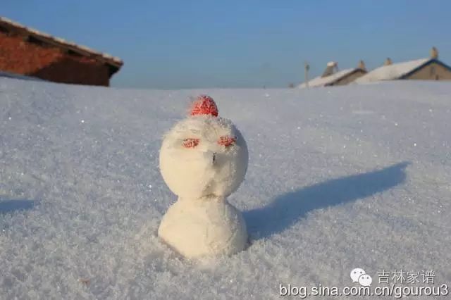 堆在屋外的小雪人上霜了.东北农村清晨的太阳.