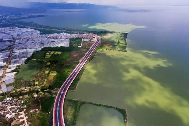 "昆明最美公路"被称为滇池环湖东路它就是湖光秋月两相和,潭面无风镜