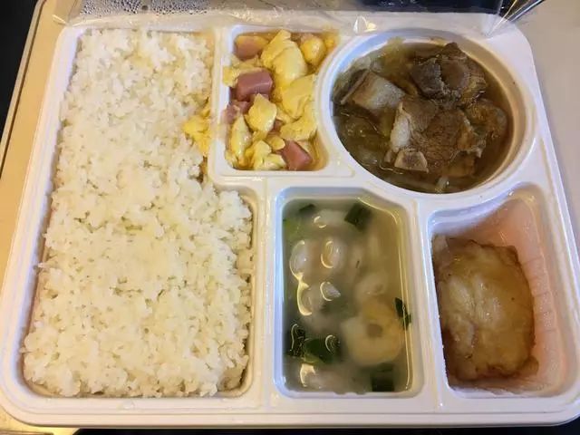 进京动车60元快餐竟然是凉饭,问到廉价餐食说每列只给