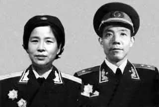 梁从学中将和夫人颜枫