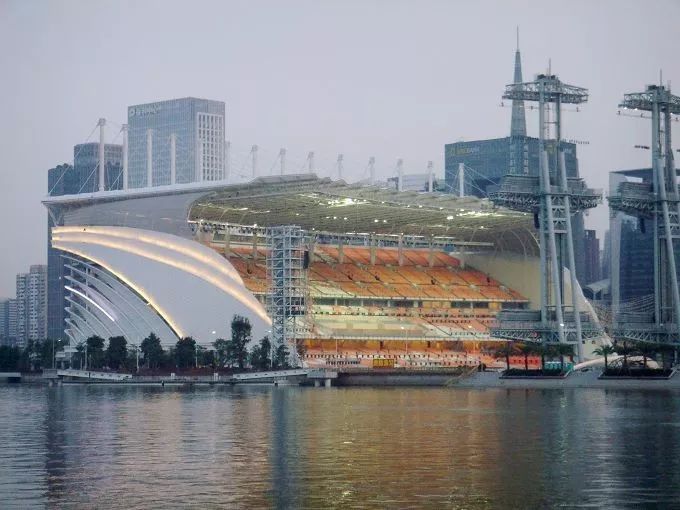 海心沙体育场是2010年亚运会开幕式的主场馆.