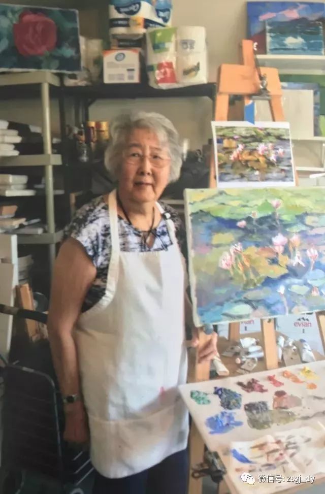 今年10月孙穗华女士在创作油画时留影该展览是为了纪念孙中山先生诞辰