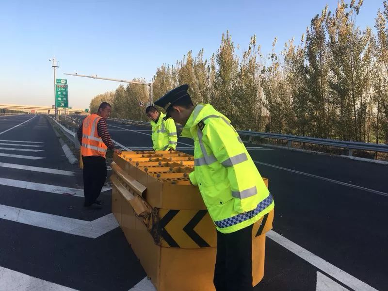 德商高速公路夏津路政大队排查道路安全隐患