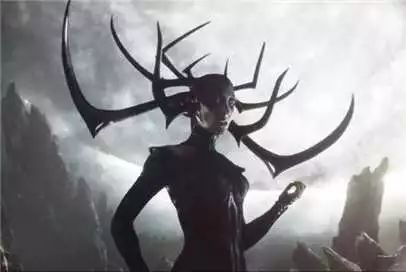 在《雷神3:诸神的黄昏》中凯特·布兰切特饰演死亡女神海拉,这是一个