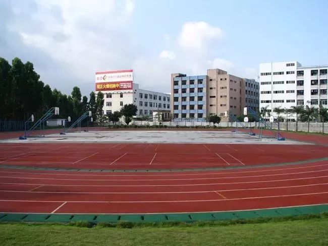 东城区第八小学是一所花园式的现代化学校,校园由教学区,运动区,生活