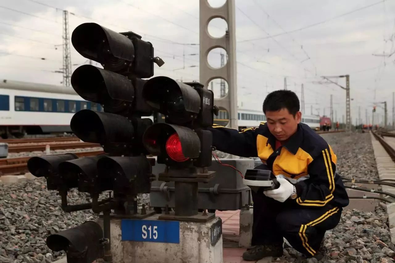 驻地检修保养大型养路机械设备线路捣固作业完毕后,职工们在施工工务