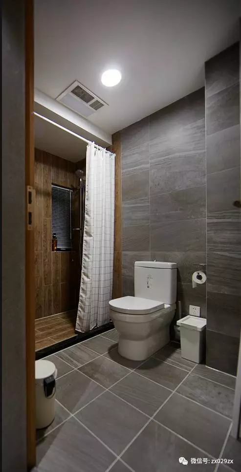 卫生间淋浴区,仿木地板瓷砖局部通铺点缀,增加空间暖意