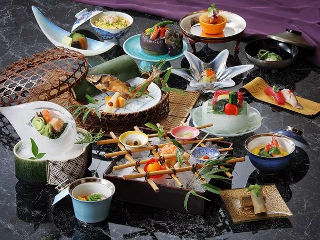 最早的怀石料理, 是在日本茶道的茶席上, 避免客人空腹饮茶, 提供