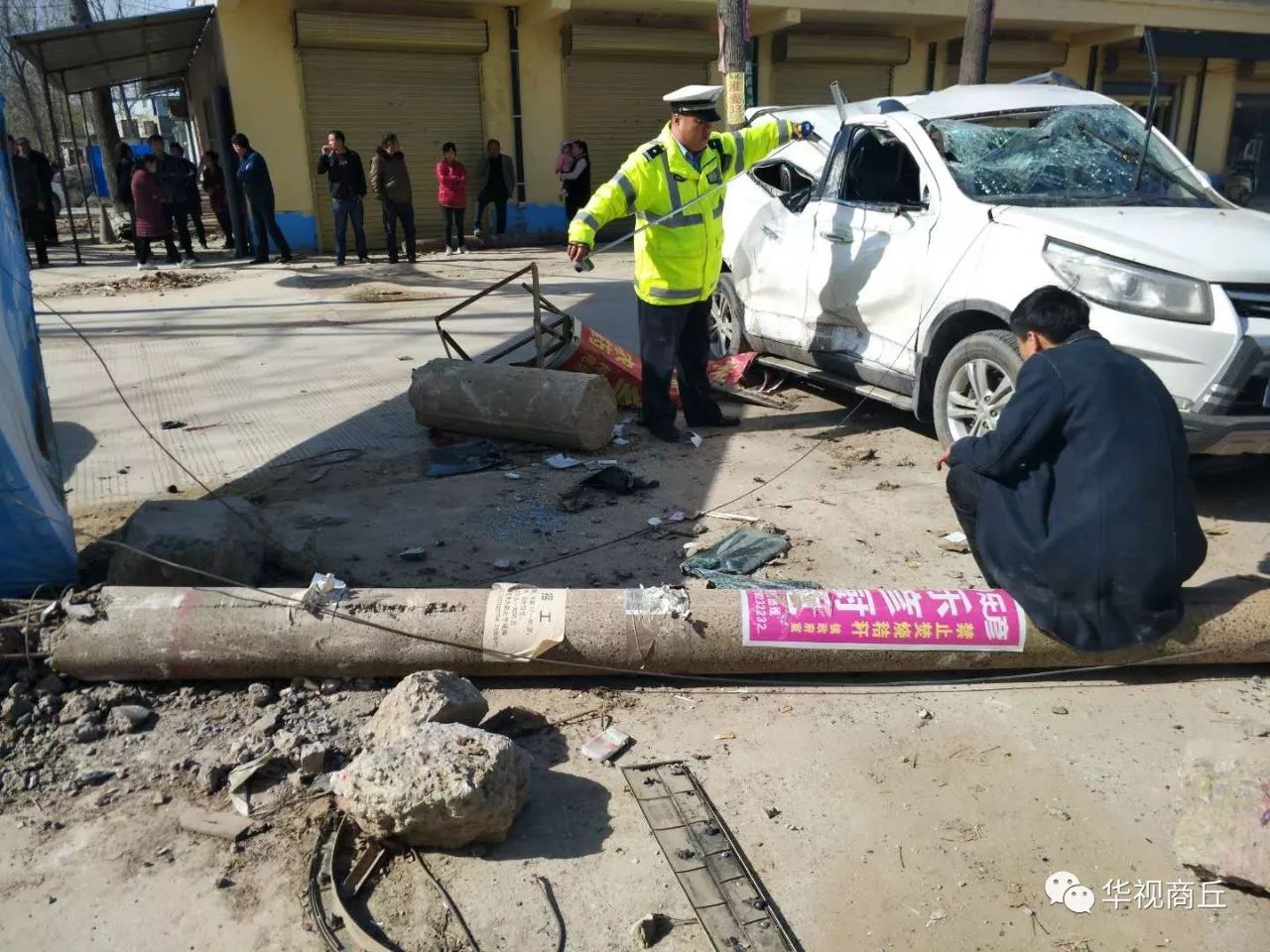 商丘车祸惨烈电线杆广告牌倒塌把车砸扁到底谁之过