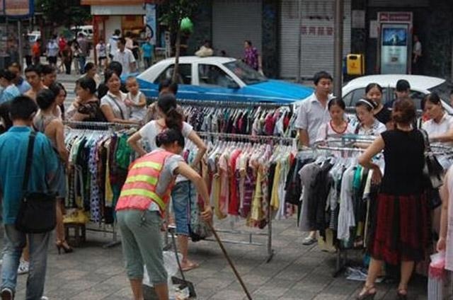 摆地摊内衣_摆地摊卖内衣内裤图片