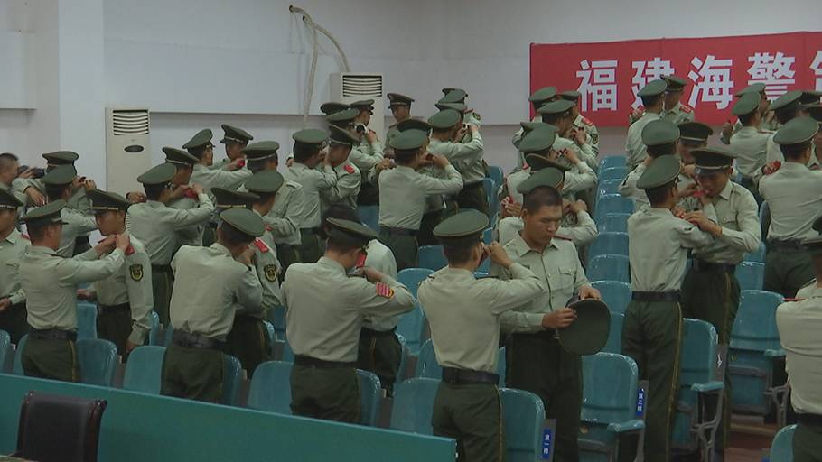 经过两个多月的集中强化训练,海警新兵们已经实现从一名地方青年到