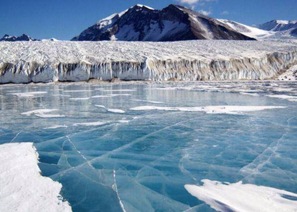 凯尔盖朗群岛上巍峨的冰川